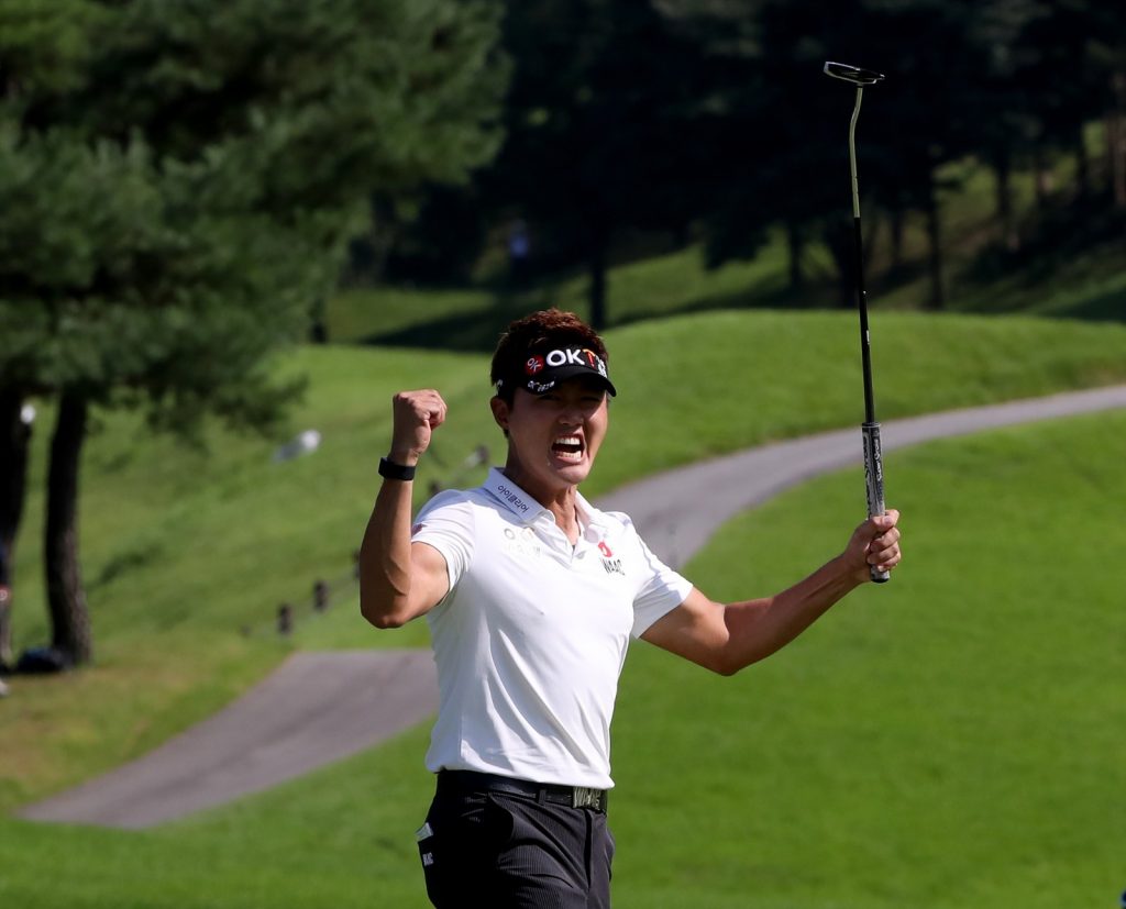 Lee makes history with successful title defence at Maekyung Open